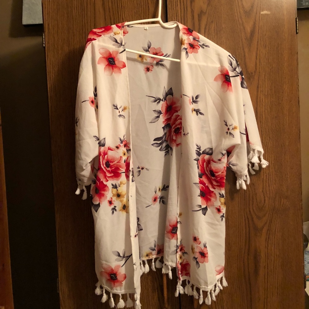 Short sleeve white with red flowers kimono
